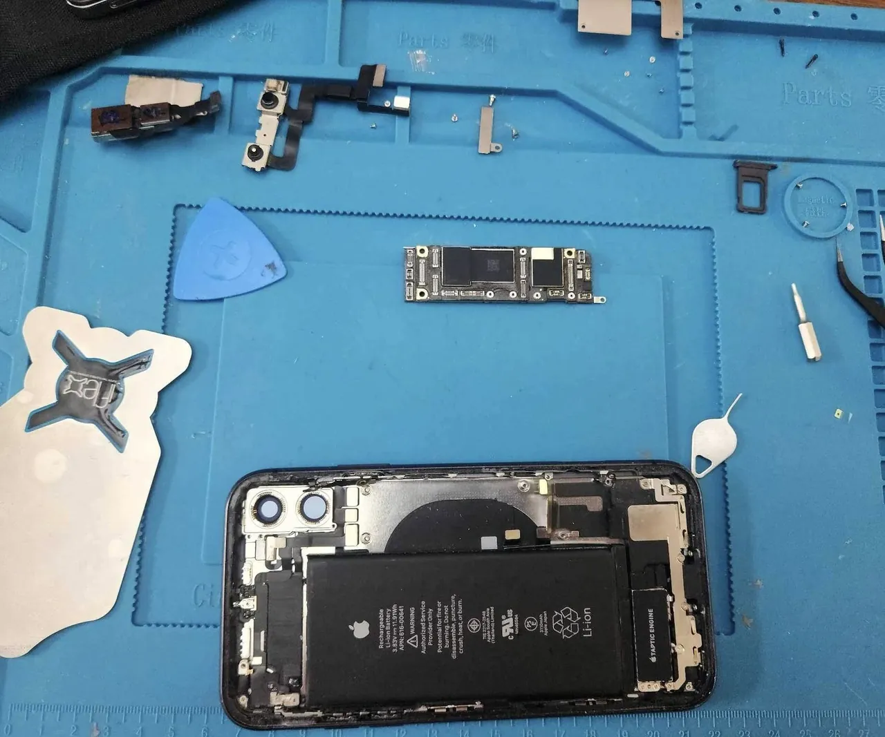 iPhone démonté sur l'établi de l'atelier VIFIX